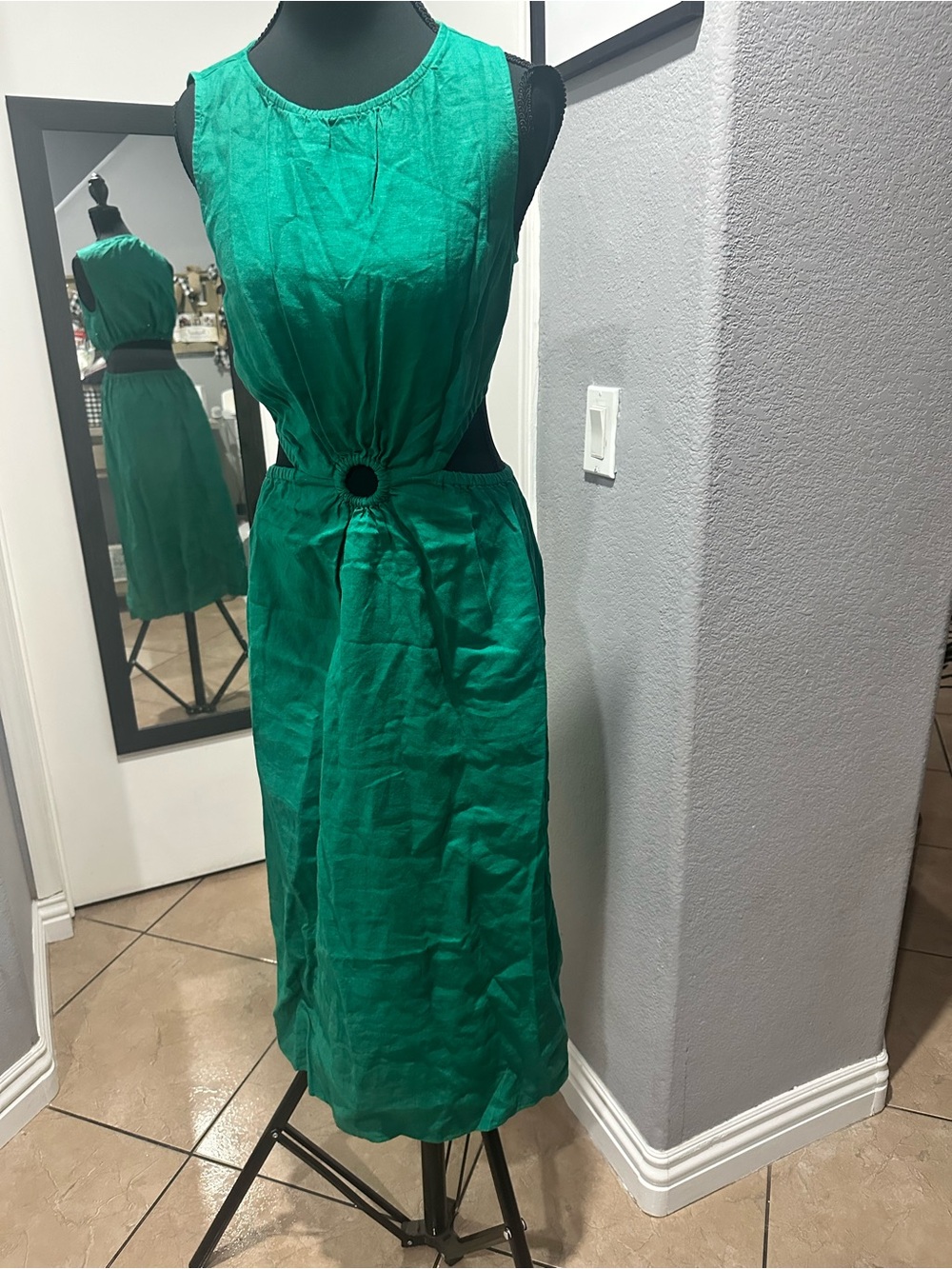 Sleeveless Green Cutout Midi Dress xs